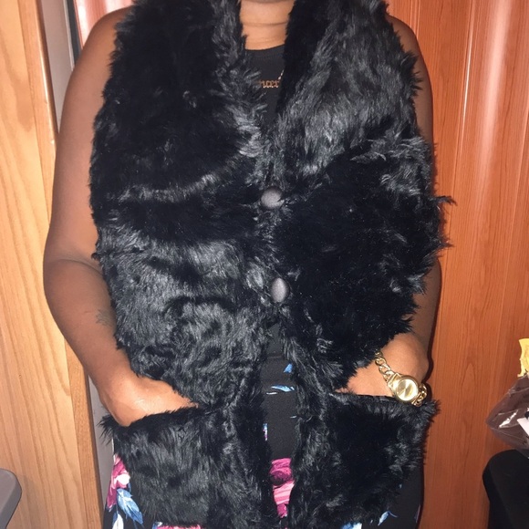 SOFT FLUFFY BLACK FAUX FUR SCARF WITH POCKETS - Picture 5 of 6